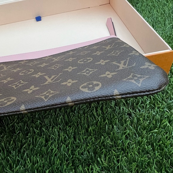 ❌SOLD❌Louis Vuitton Daily Pouch Monogram Rose Ballerine - Picture 12 of 16